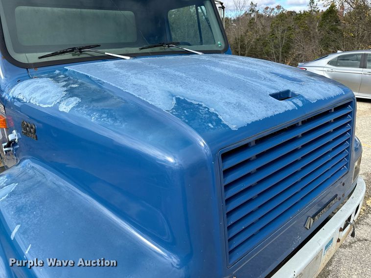 image for item EH7241 2000 International  4900 box truck