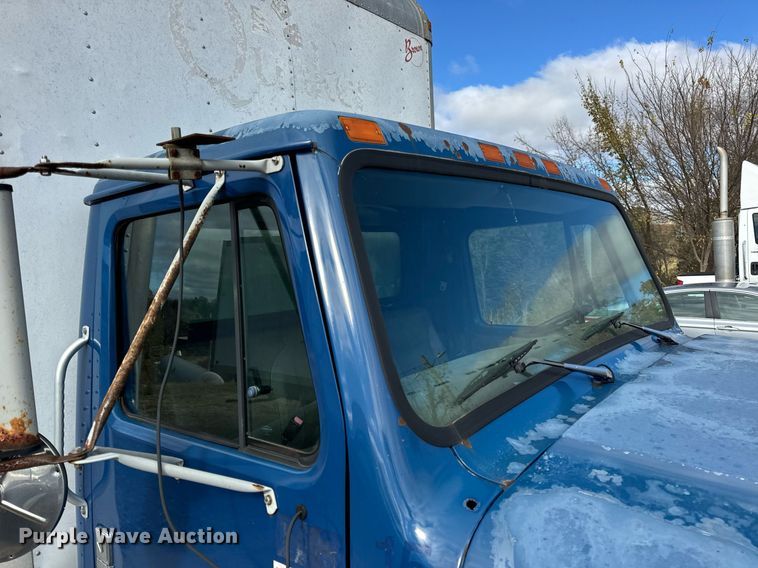 image for item EH7241 2000 International  4900 box truck