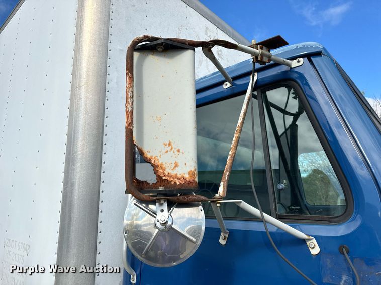 image for item EH7241 2000 International  4900 box truck