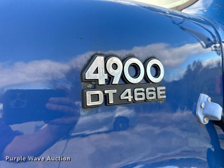 image for item EH7241 2000 International  4900 box truck