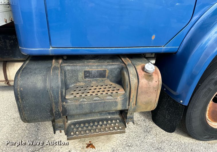 image for item EH7241 2000 International  4900 box truck