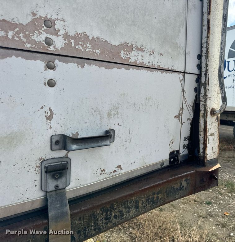 image for item EH7241 2000 International  4900 box truck