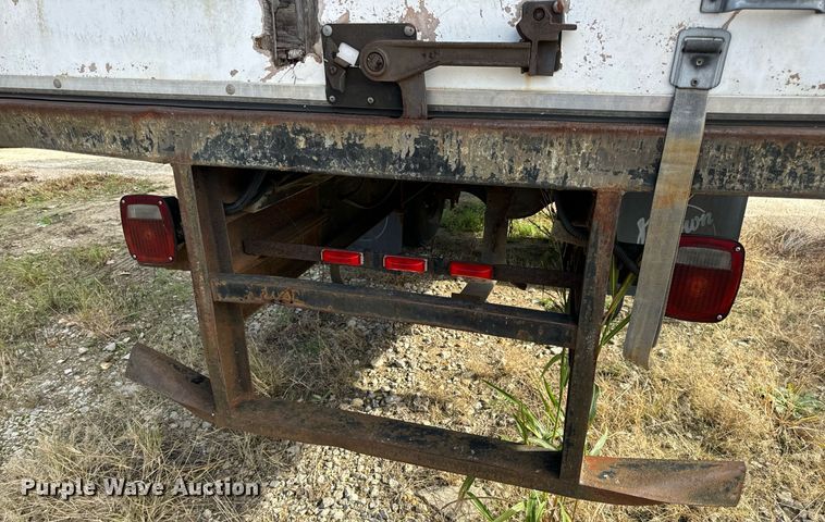 image for item EH7241 2000 International  4900 box truck