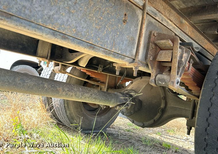 image for item EH7241 2000 International  4900 box truck