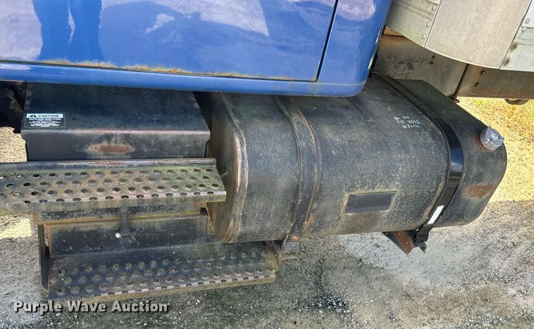 image for item EH7241 2000 International  4900 box truck