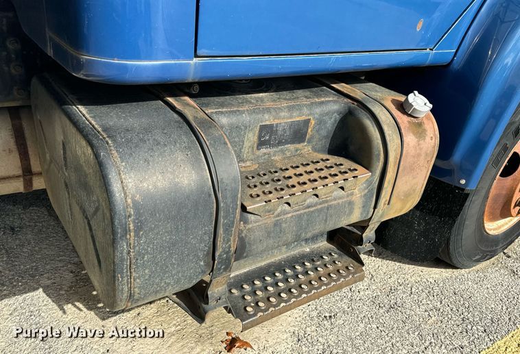 image for item EH7241 2000 International  4900 box truck