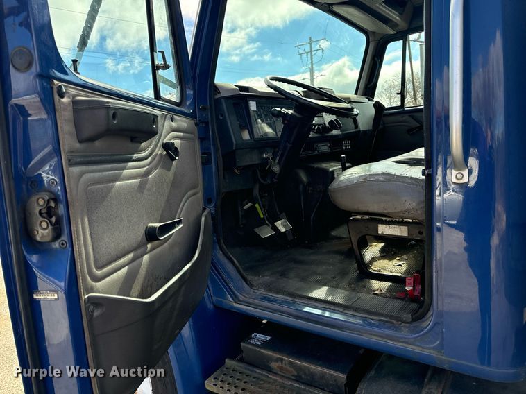 image for item EH7241 2000 International  4900 box truck