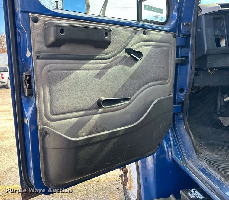 image for item EH7241 2000 International  4900 box truck