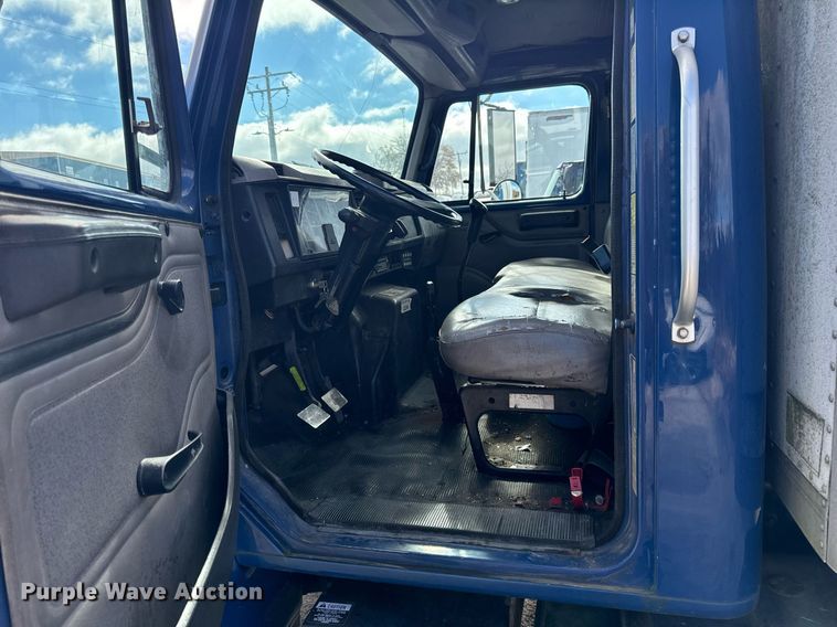 image for item EH7241 2000 International  4900 box truck