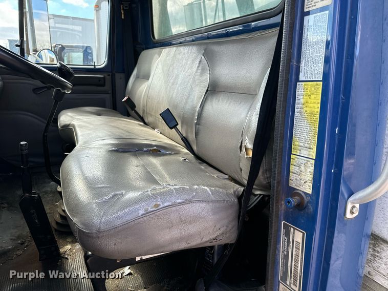 image for item EH7241 2000 International  4900 box truck