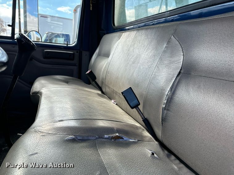 image for item EH7241 2000 International  4900 box truck