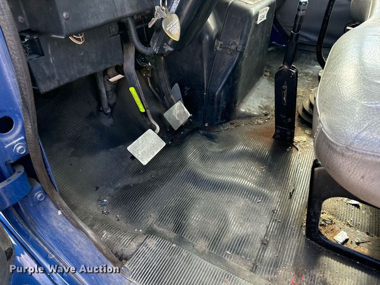 image for item EH7241 2000 International  4900 box truck