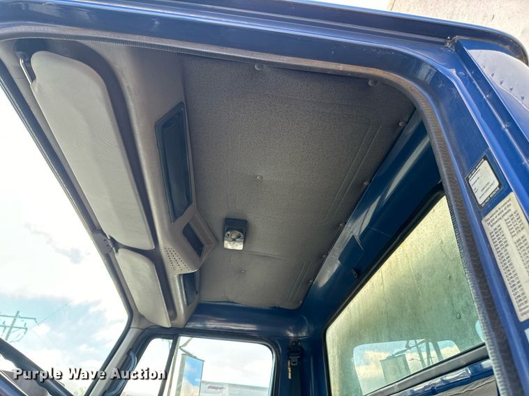 image for item EH7241 2000 International  4900 box truck