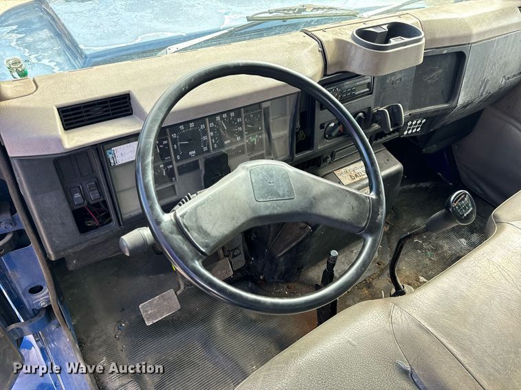 image for item EH7241 2000 International  4900 box truck