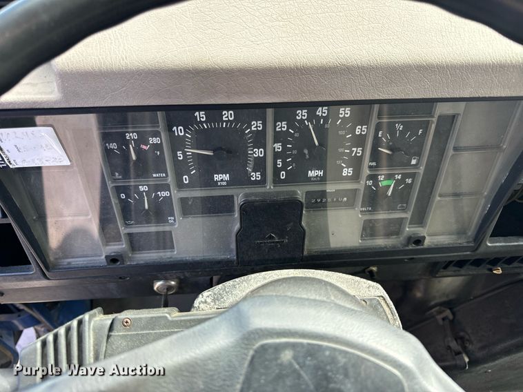 image for item EH7241 2000 International  4900 box truck