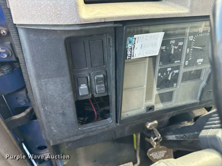 image for item EH7241 2000 International  4900 box truck