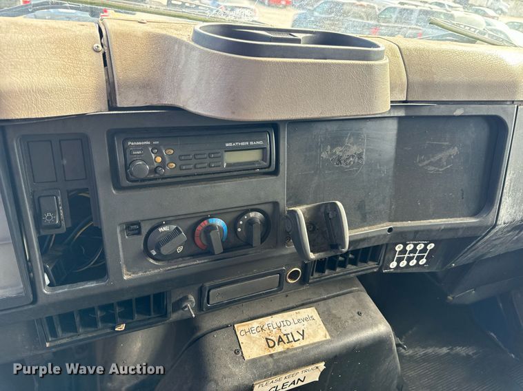 image for item EH7241 2000 International  4900 box truck