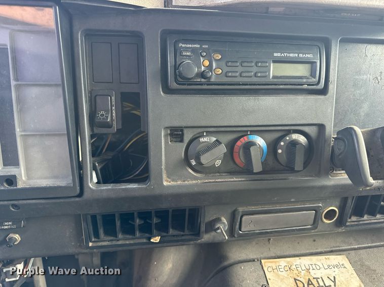 image for item EH7241 2000 International  4900 box truck