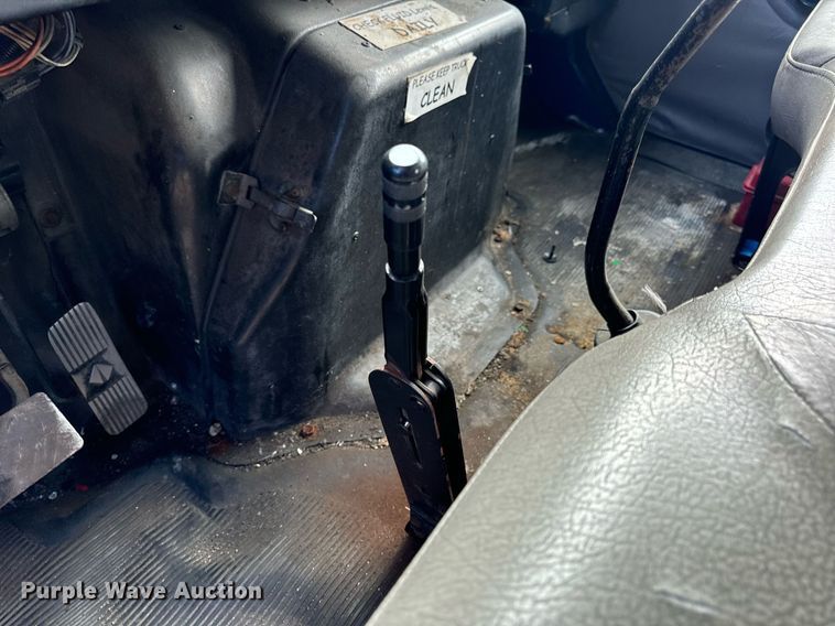 image for item EH7241 2000 International  4900 box truck