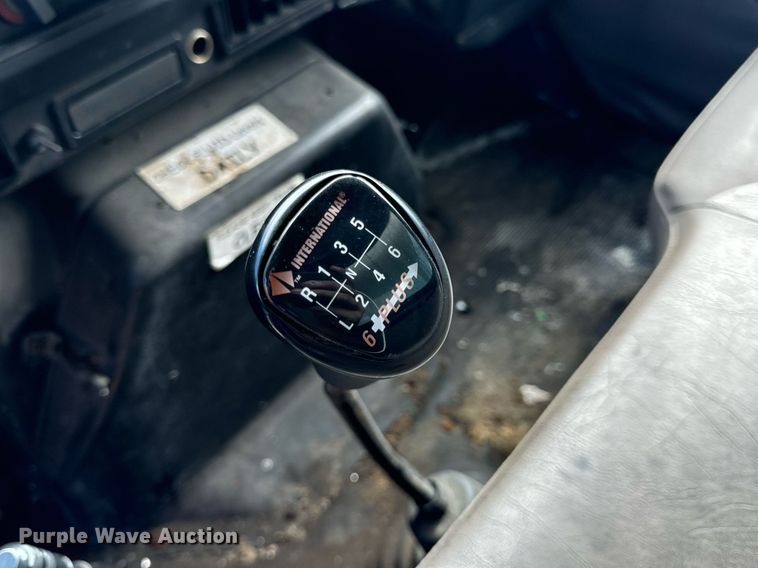 image for item EH7241 2000 International  4900 box truck