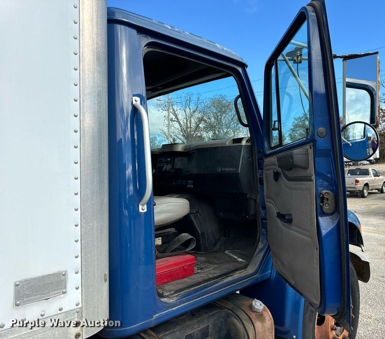 image for item EH7241 2000 International  4900 box truck