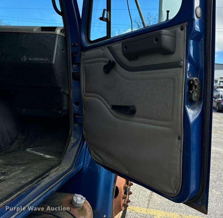 image for item EH7241 2000 International  4900 box truck