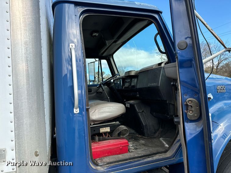 image for item EH7241 2000 International  4900 box truck