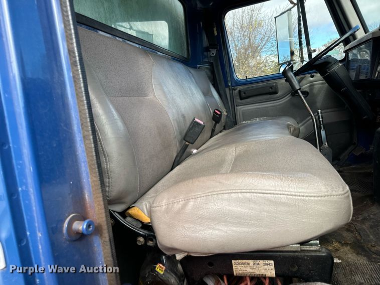 image for item EH7241 2000 International  4900 box truck