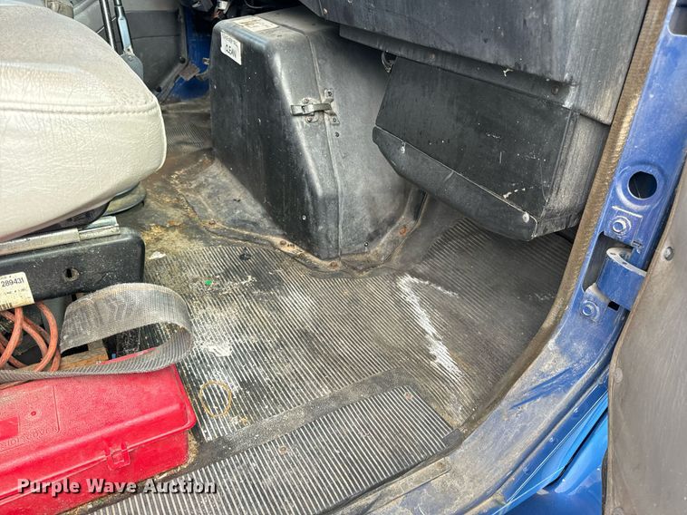 image for item EH7241 2000 International  4900 box truck