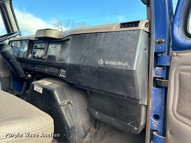 image for item EH7241 2000 International  4900 box truck