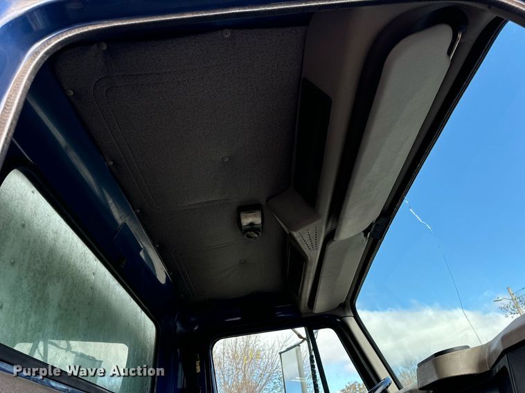 image for item EH7241 2000 International  4900 box truck