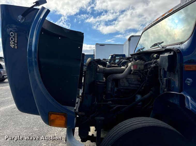 image for item EH7241 2000 International  4900 box truck