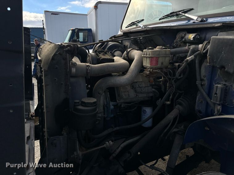 image for item EH7241 2000 International  4900 box truck