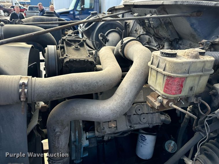 image for item EH7241 2000 International  4900 box truck