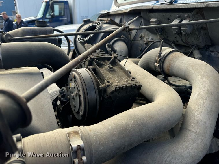 image for item EH7241 2000 International  4900 box truck