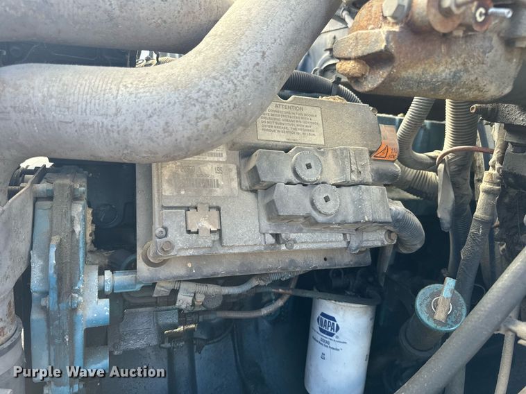 image for item EH7241 2000 International  4900 box truck