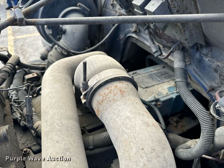 image for item EH7241 2000 International  4900 box truck