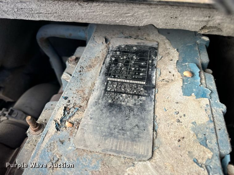 image for item EH7241 2000 International  4900 box truck