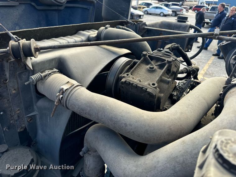 image for item EH7241 2000 International  4900 box truck