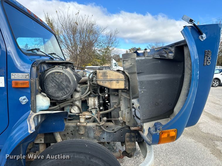 image for item EH7241 2000 International  4900 box truck