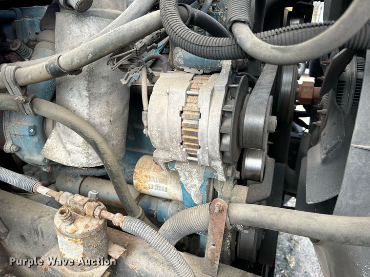 image for item EH7241 2000 International  4900 box truck