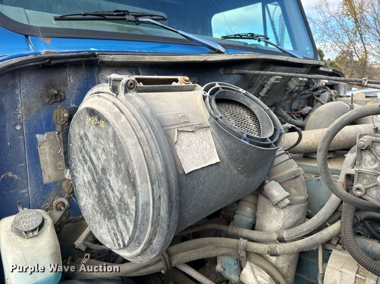 image for item EH7241 2000 International  4900 box truck