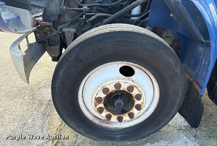 image for item EH7241 2000 International  4900 box truck