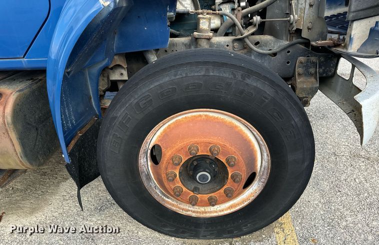 image for item EH7241 2000 International  4900 box truck