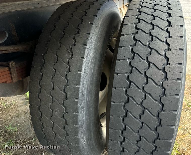 image for item EH7241 2000 International  4900 box truck