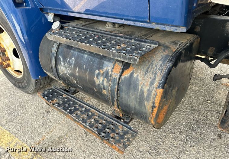 image for item EH7243 2007 International 4300 box truck