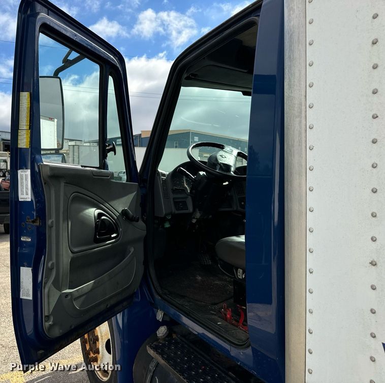 image for item EH7243 2007 International 4300 box truck