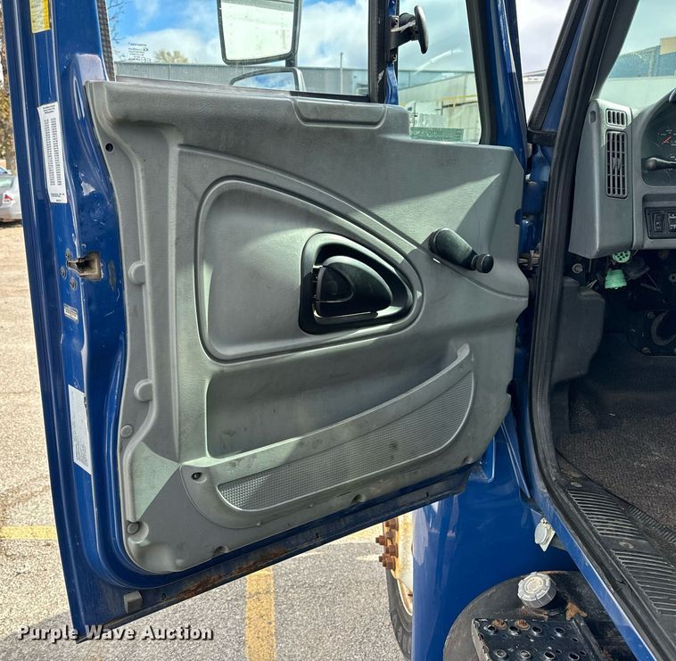 image for item EH7243 2007 International 4300 box truck