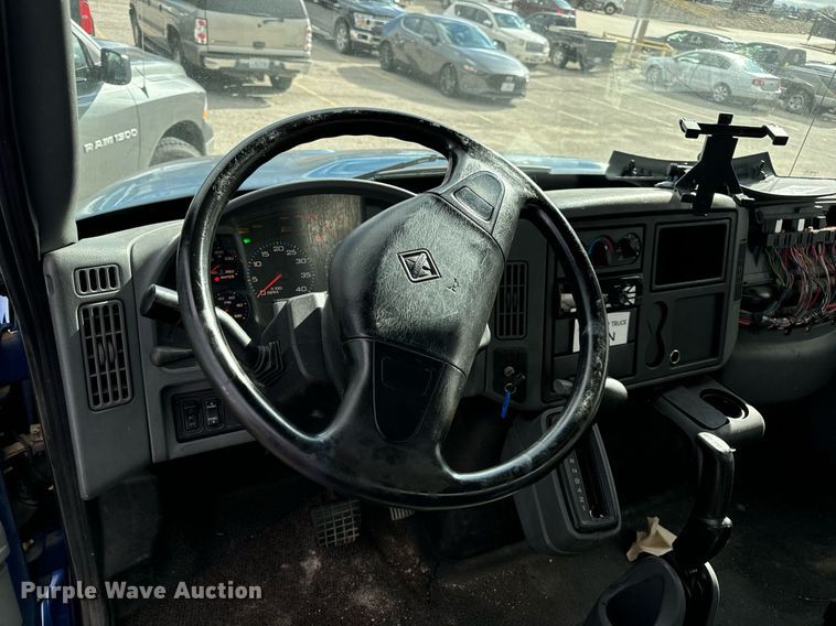 image for item EH7243 2007 International 4300 box truck