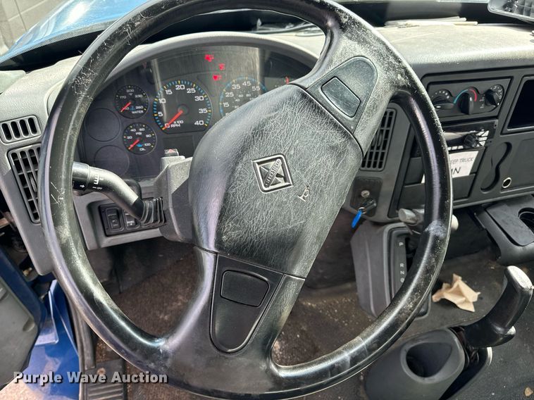 image for item EH7243 2007 International 4300 box truck